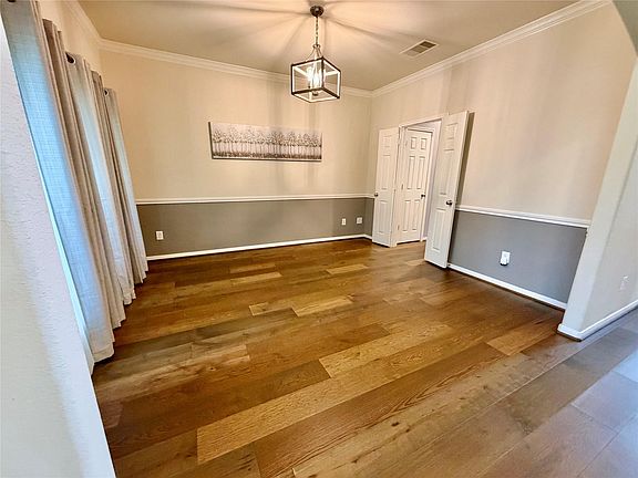 4th image of 2410 Lakeway Dr