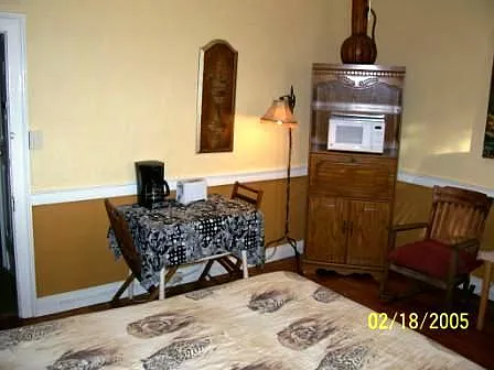 Quaint Eating area
