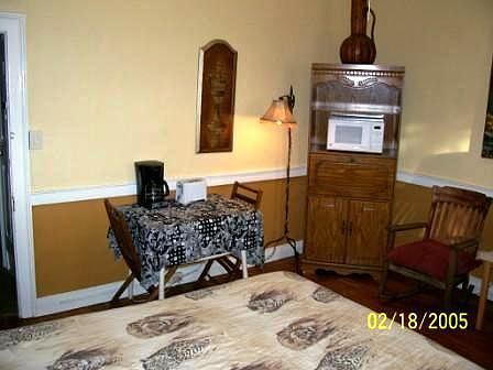 Quaint Eating area