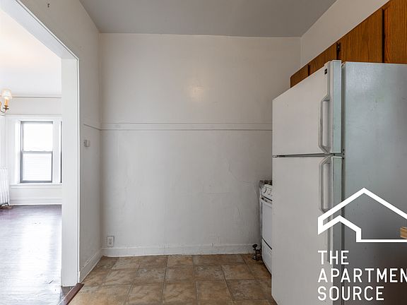 3rd image of 2424 N Sawyer Ave #2N