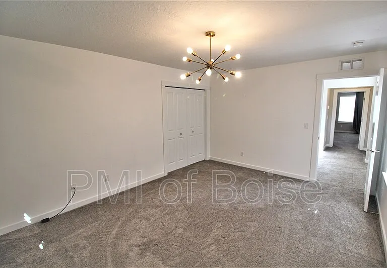 2080 S Hills Ave — Photo 24