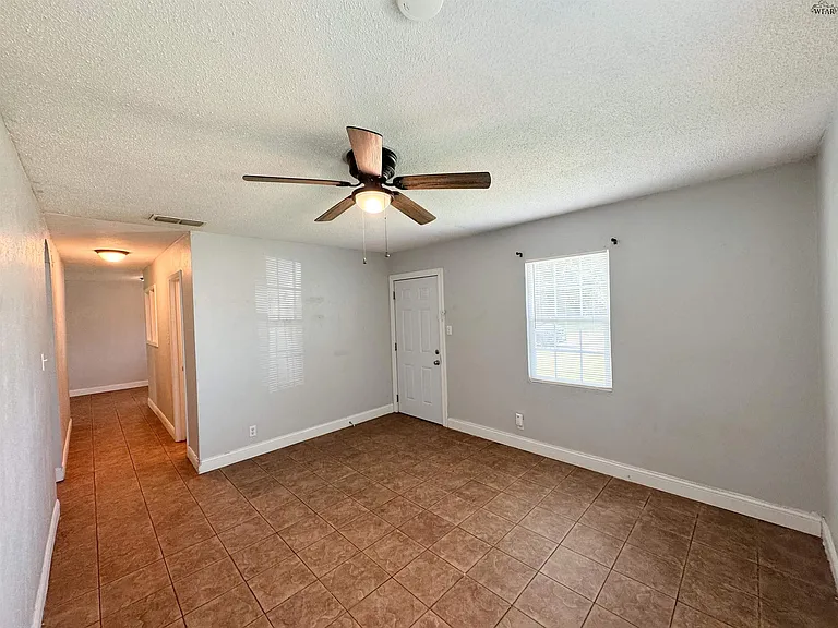 1403 E Cortez Dr — Photo 3