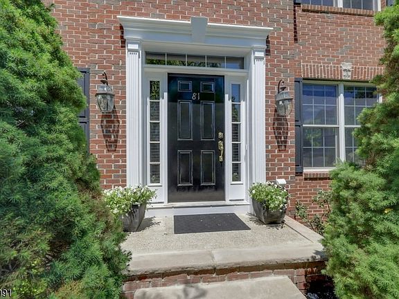 3rd image of 81 Lafayette Cir #81