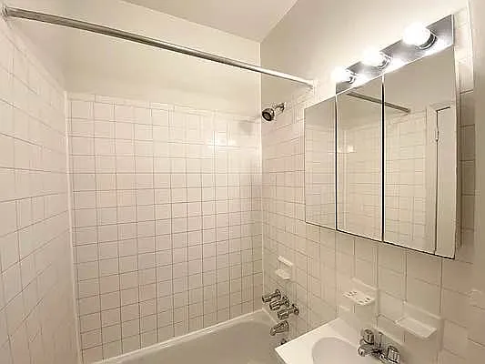 Rented by Jonis Realty | media 9