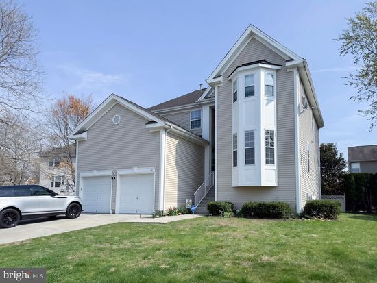 60 Stoneham Dr, Delran, NJ 08075