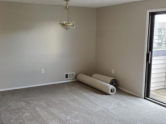 Living room/dining area