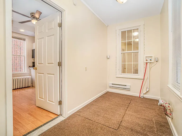 136 N Potomac St — Photo 16