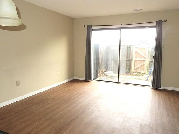 5th image of 501 Cambridge Ct