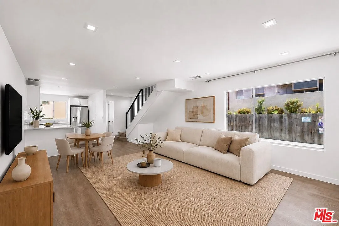 2 bed, 1.5 bath, 916 sqft, $3,950 — Photo 2