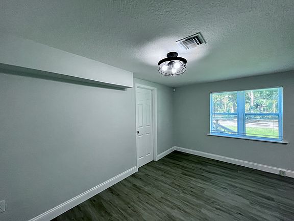4th image of 1000 35th St