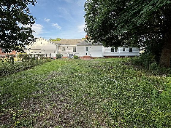 Huge, fenced back yard!