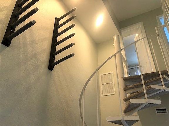 3rd image of 2708 NE Forteen Street Cswy #5