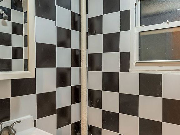 4th image of 27 Kingsland Ave APT 2R