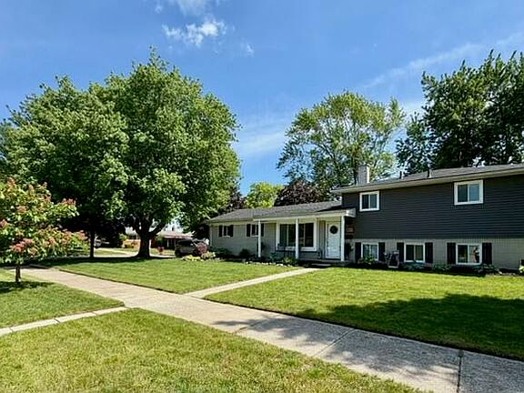 2nd image of 39011 Pinetree St