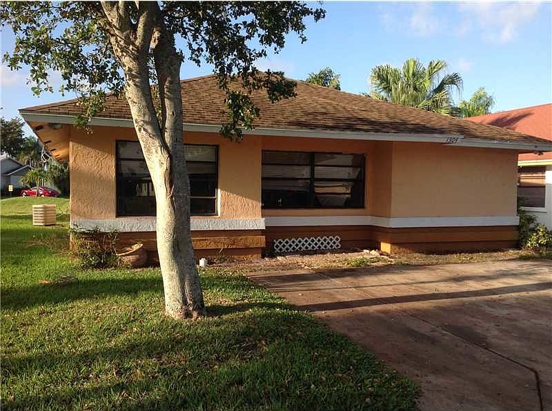 1st image of 1304 Pines Ln