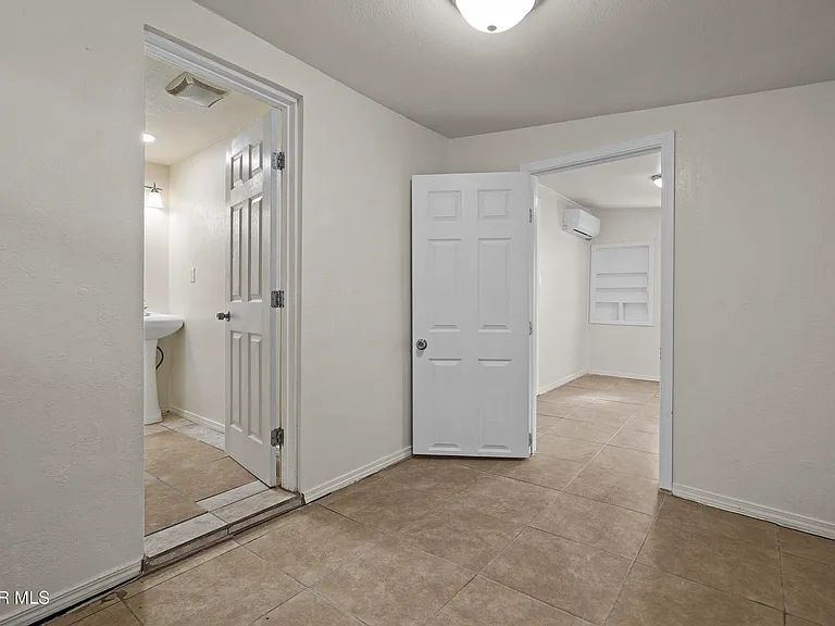 209 N Seville Dr #B — Photo 13