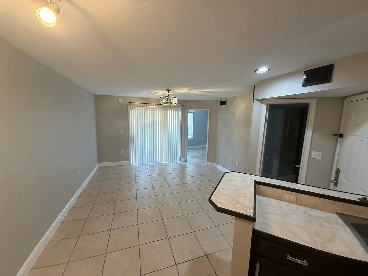 Cozy 1 Bedroom/1 Bathroom Near Millennium Mall! — Photo 4