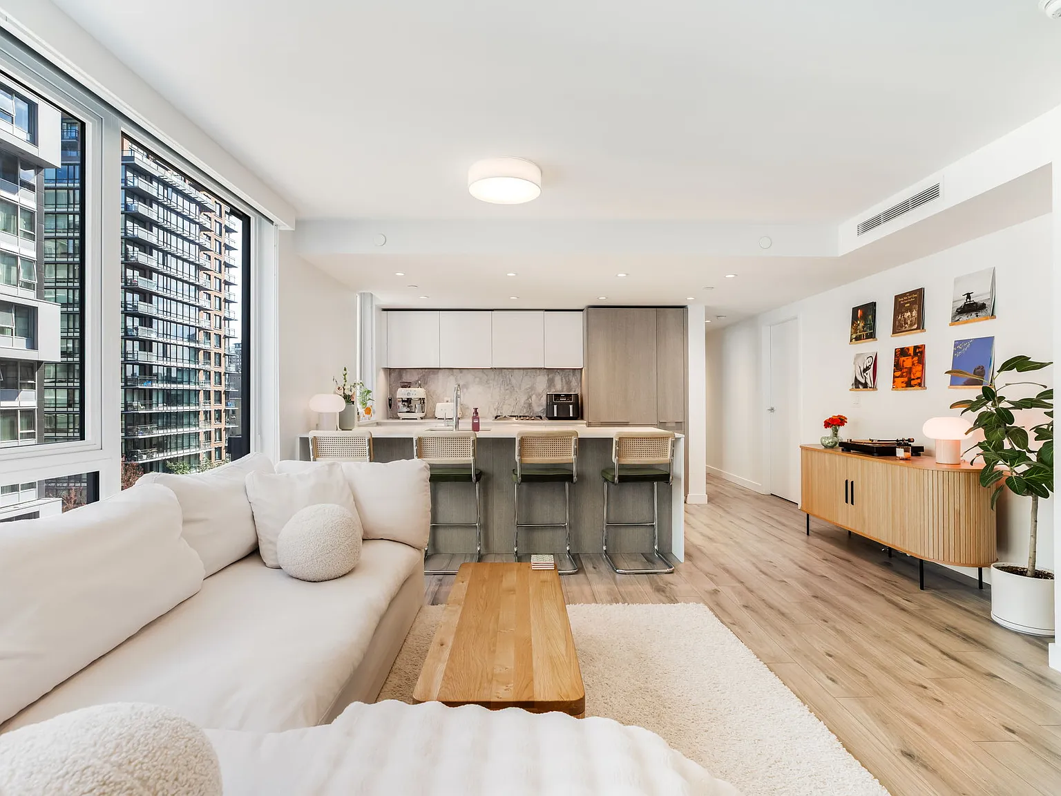 2 bed, 1000 sqft, $4,875 — Photo 1