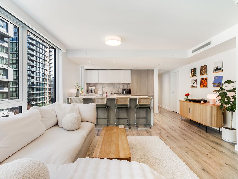 1st image of 1107 Richards St #202