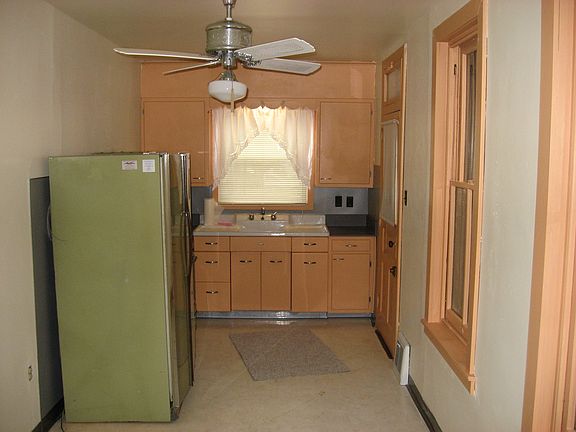 Kitchen, stove and refrigerator included in sale