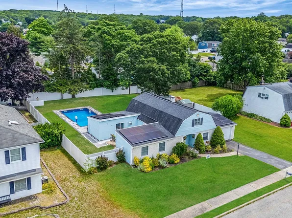 15 Carnegie Drive, Farmingville, NY 11738