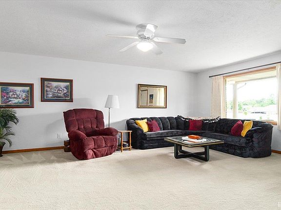 3rd image of 309 Hawthorne Dr