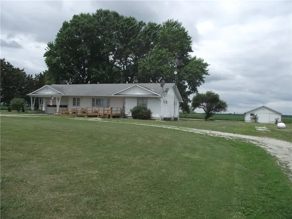 1591 N 2400th St, Saint Elmo, IL 62458