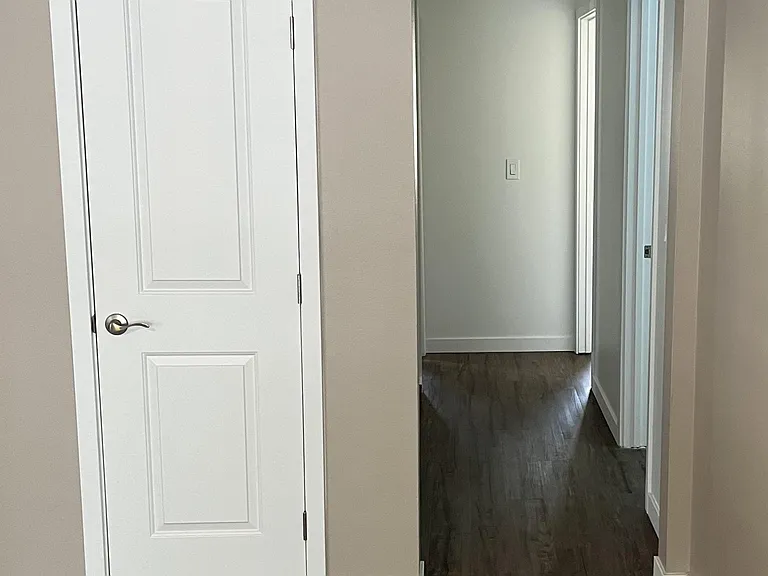 Sunset East Apartments — Photo 14