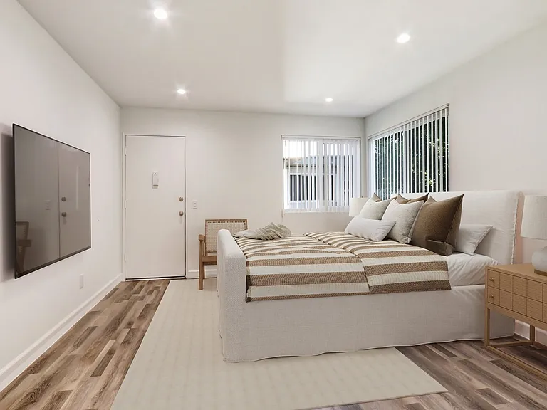 Country Club Apartments — Photo 8