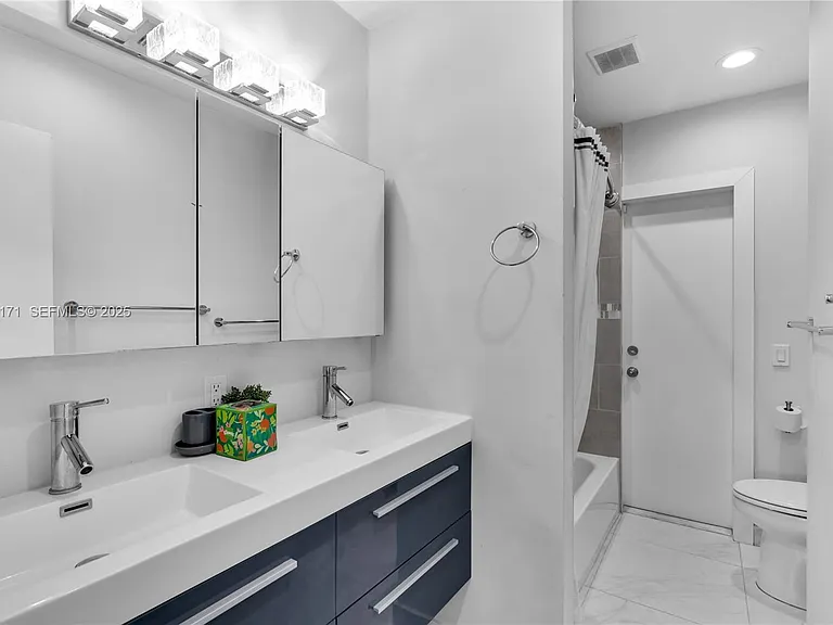251 SE 8th St — Photo 25