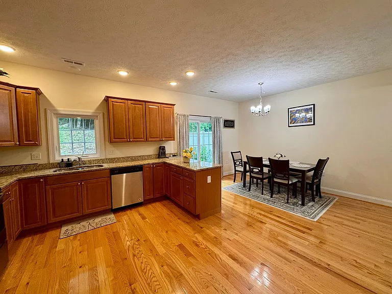 573 Spring Oaks Dr — Photo 7
