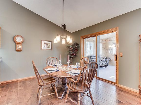 4th image of 20936 Beaver Dam Ct NE