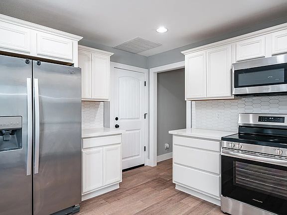 5th image of 3054 E Glade Ave