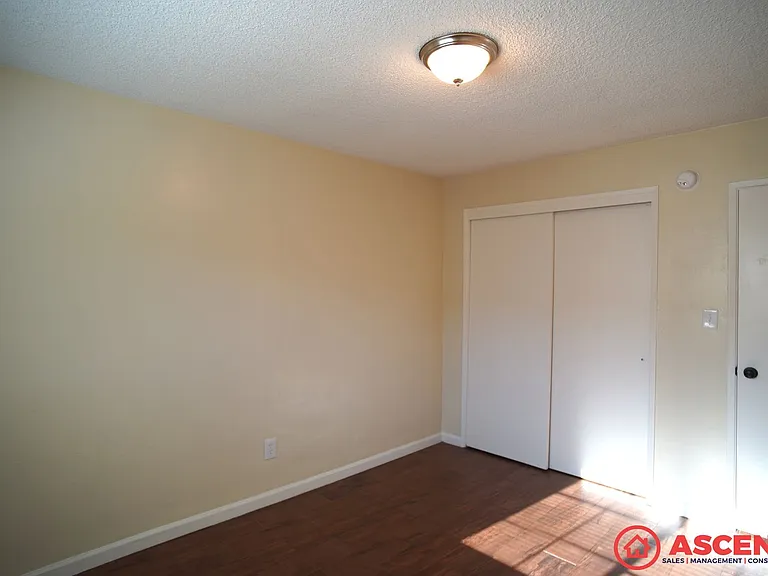4324-4338 Columbus St — Photo 8
