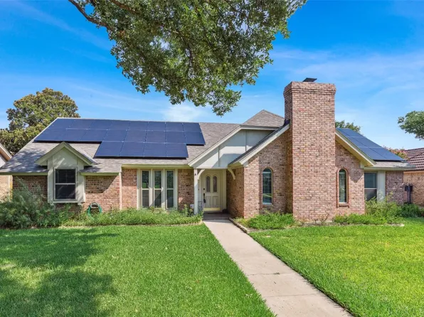 825 Saddlebrook Dr N, Bedford, TX 76021