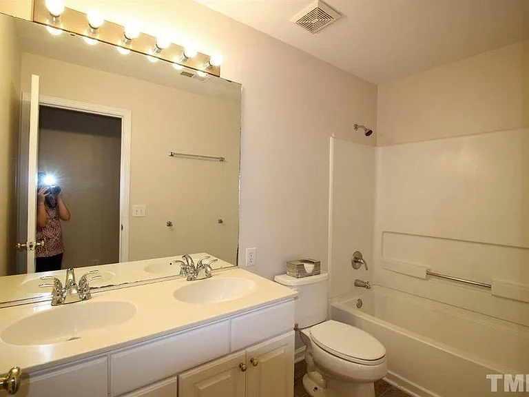 209 Ashley Brook Ct — Photo 15