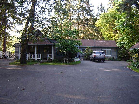 2nd image of 415 Woodbury Ln