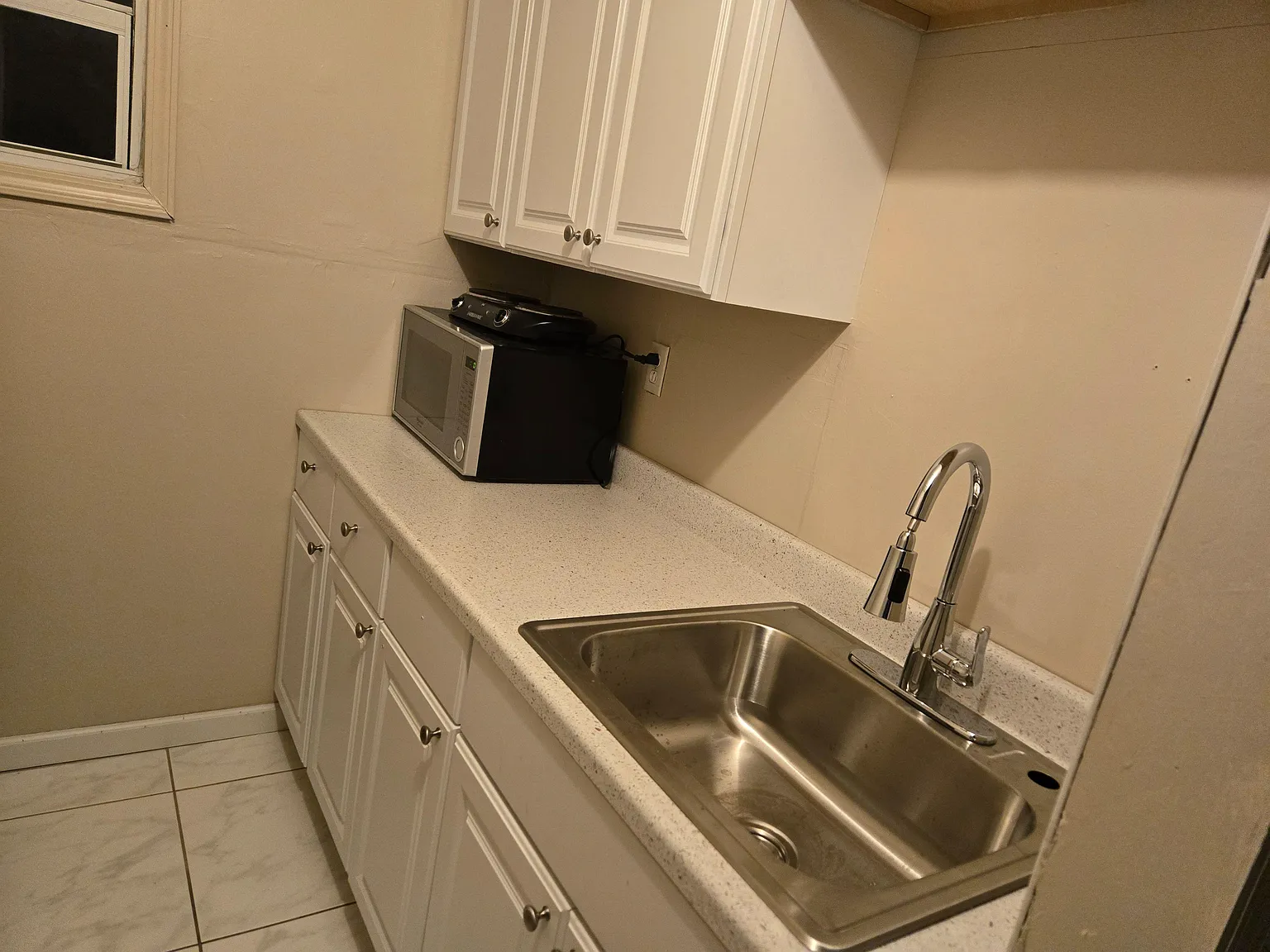 4 bed, 3.0 bath, 2400 sqft, $1,274 — Photo 3