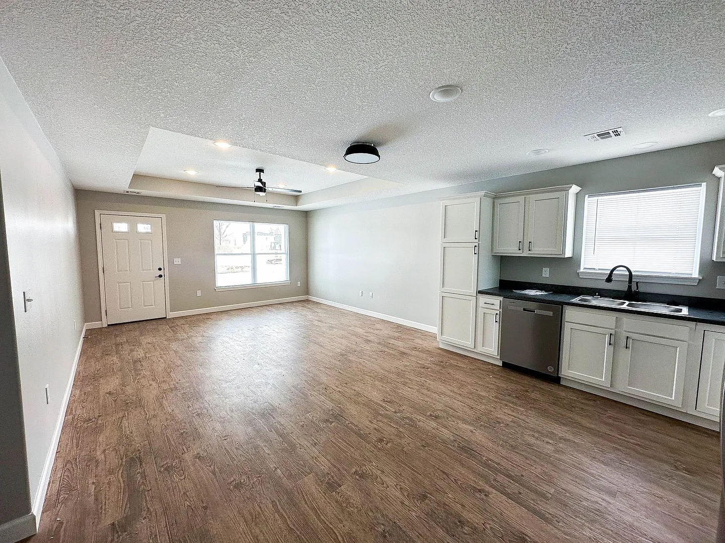 3 bed, $1,800 — Photo 2