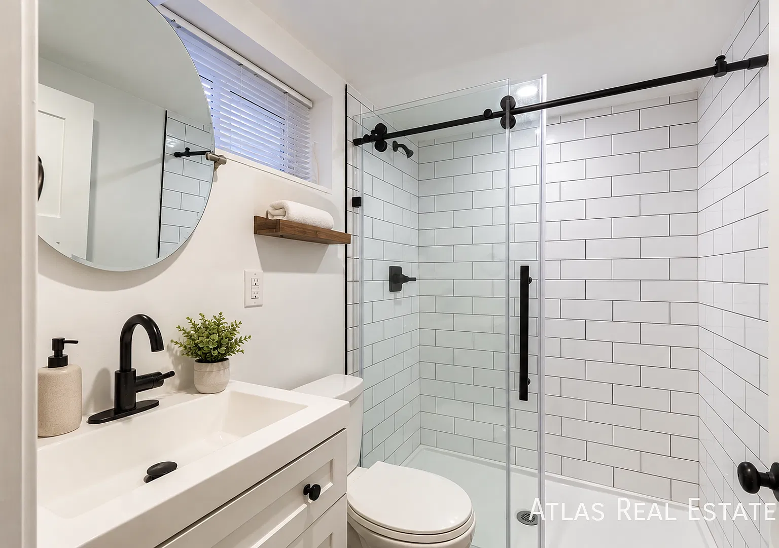 One Month Free! Renovated 2-Bedroom Capitol Hill Apartment Near Cheesman Park — Photo 4