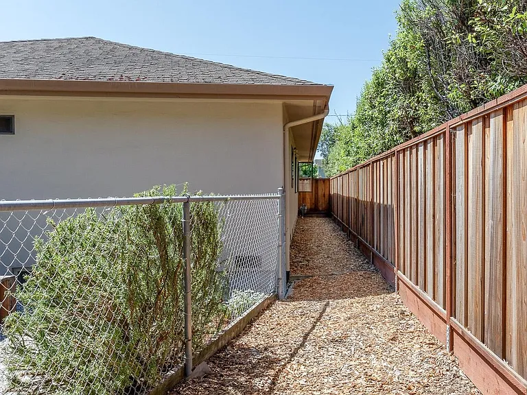 228 Oregon St — Photo 24