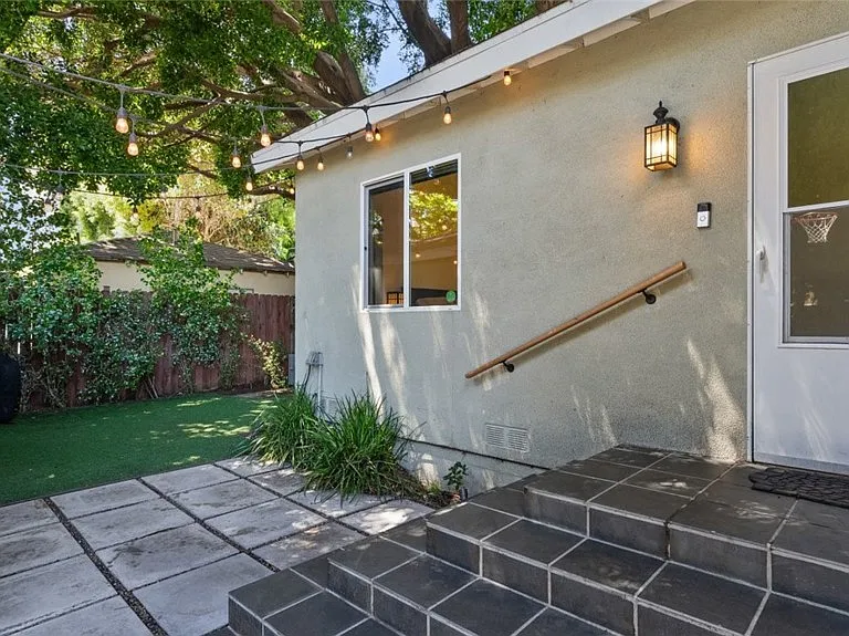 3131 Livonia Ave — Photo 23