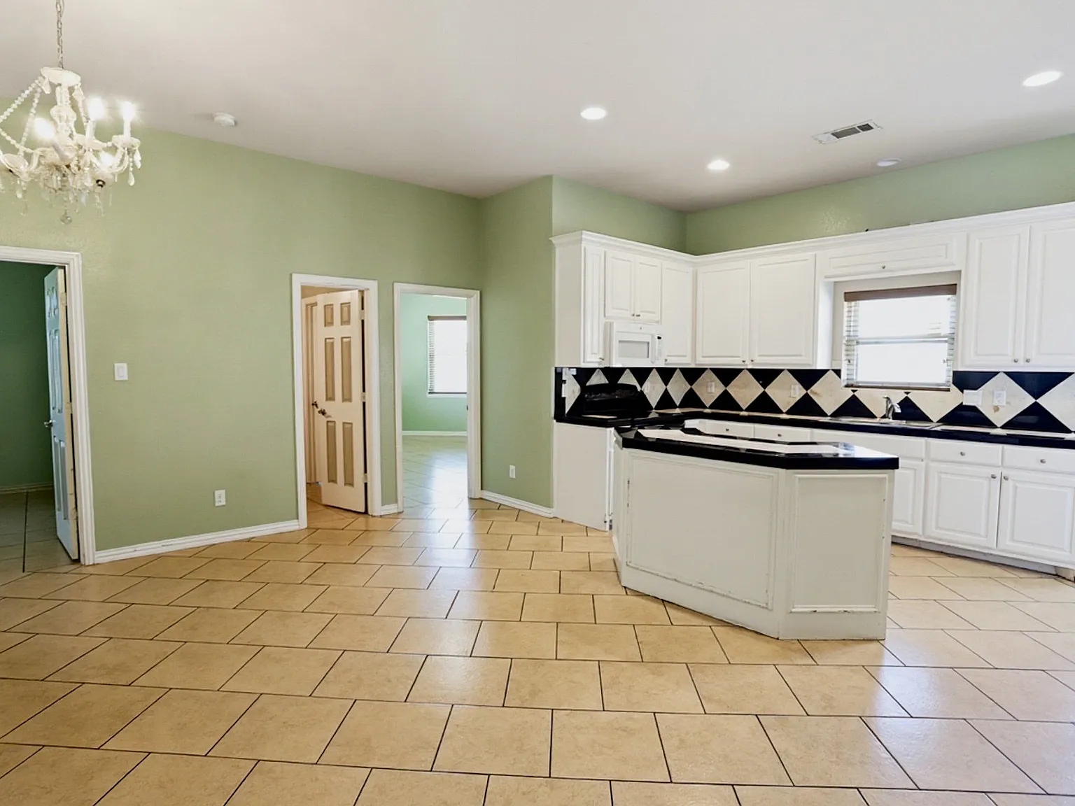 3 bed, 1.5 bath, 1333 sqft, $2,195 — Photo 4