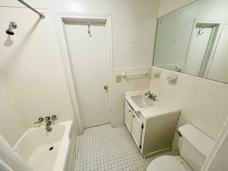410 E Gov St — Photo 6