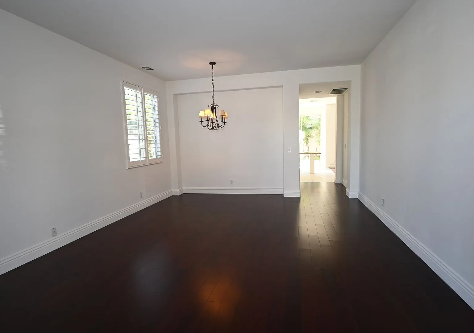 Stunning West Irvine 2 story 4 bedroom 2.5 bath Single Family Home — Photo 2