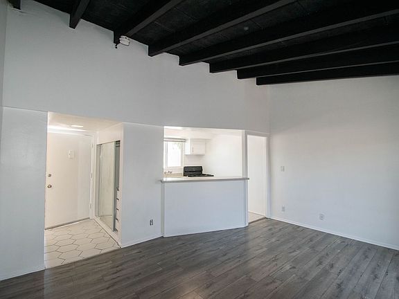4th image of 5939 Cedros Ave APT G
