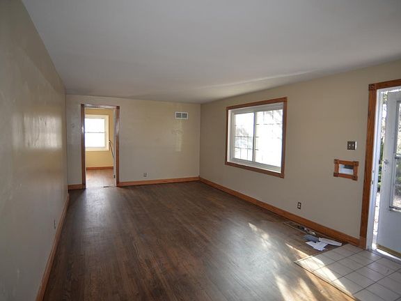 5th image of 1112 Roslyn St