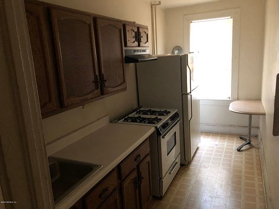 3rd image of 82 W 32nd St