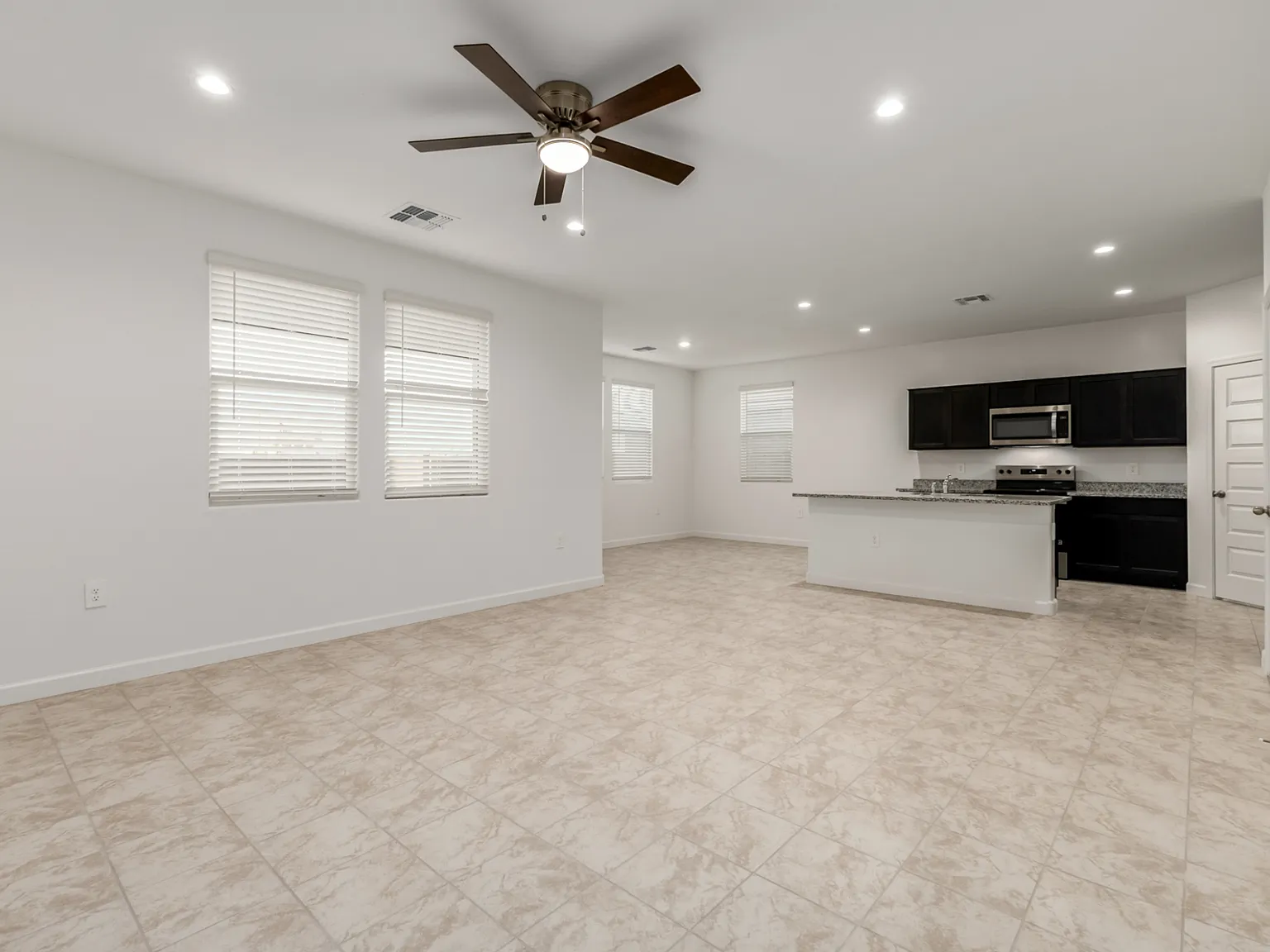 4 bed, 1967 sqft, $2,595 — Photo 2