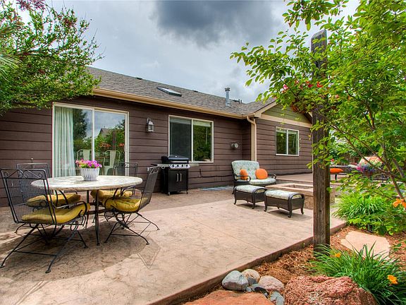 5th image of 930 Emerald Dr